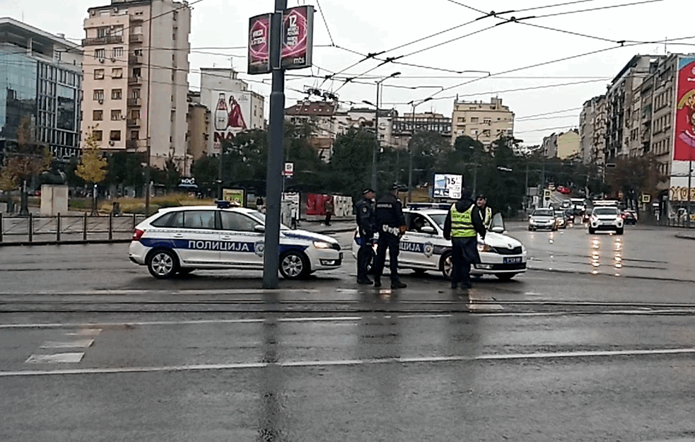 IŽIVLJAVANJE POLICIJE NAD GRAĐANIMA: Ko dozvoljava ovakvu BAHATOST Saobraćajnoj policiji?